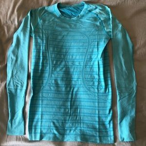 Lululemon Swiftly Tech Long Sleeve Shirt in light blue. Size 6.